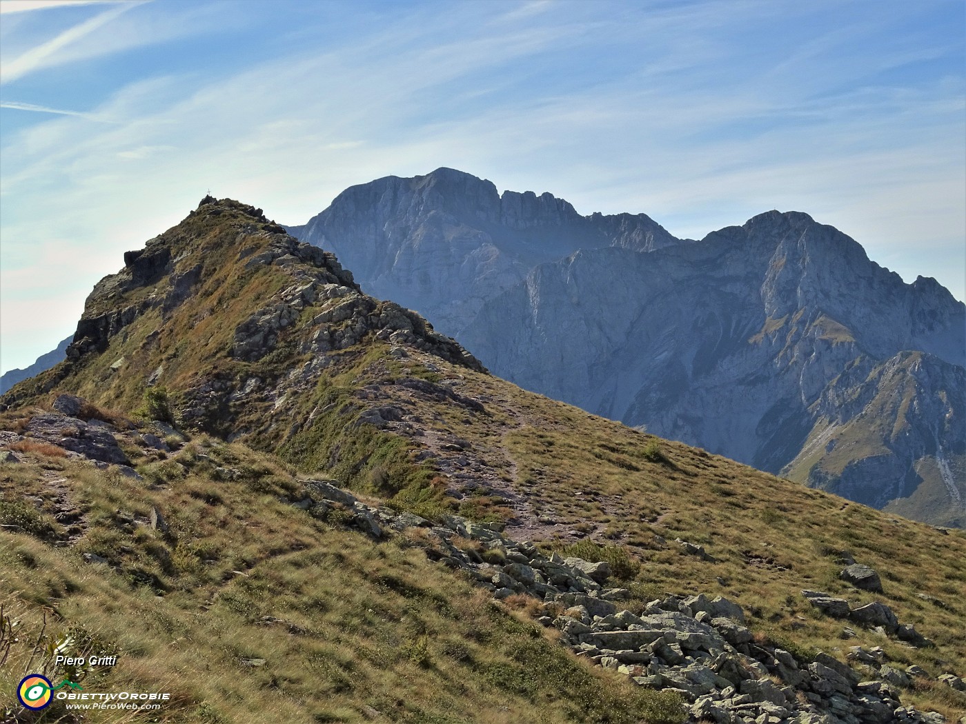 02 Sguardo indietro alla Cima delle galline a sx e Arera-Corna Piana a dx.JPG